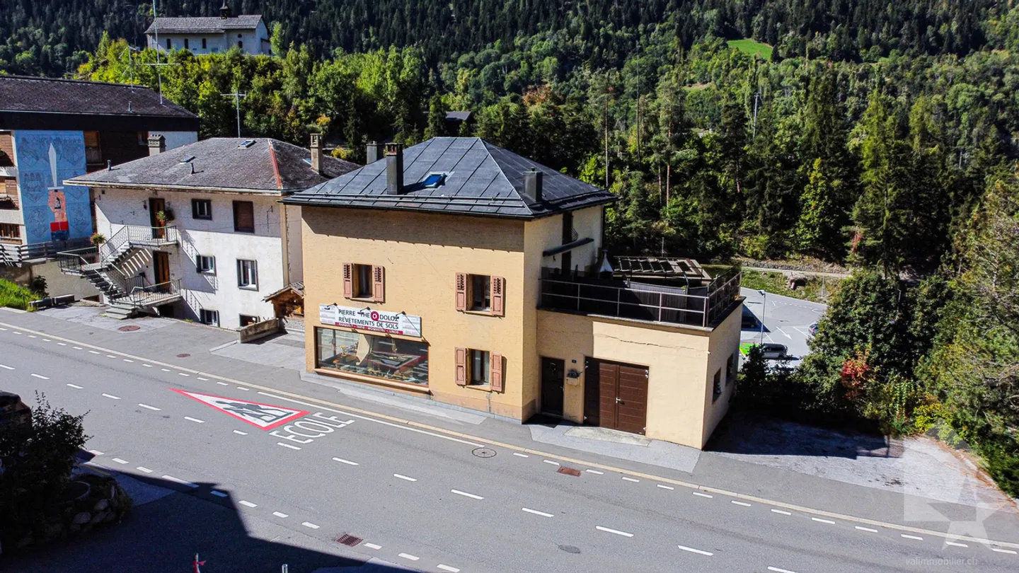 Large house with commercial space in the center of the village - Photo 35 of 38