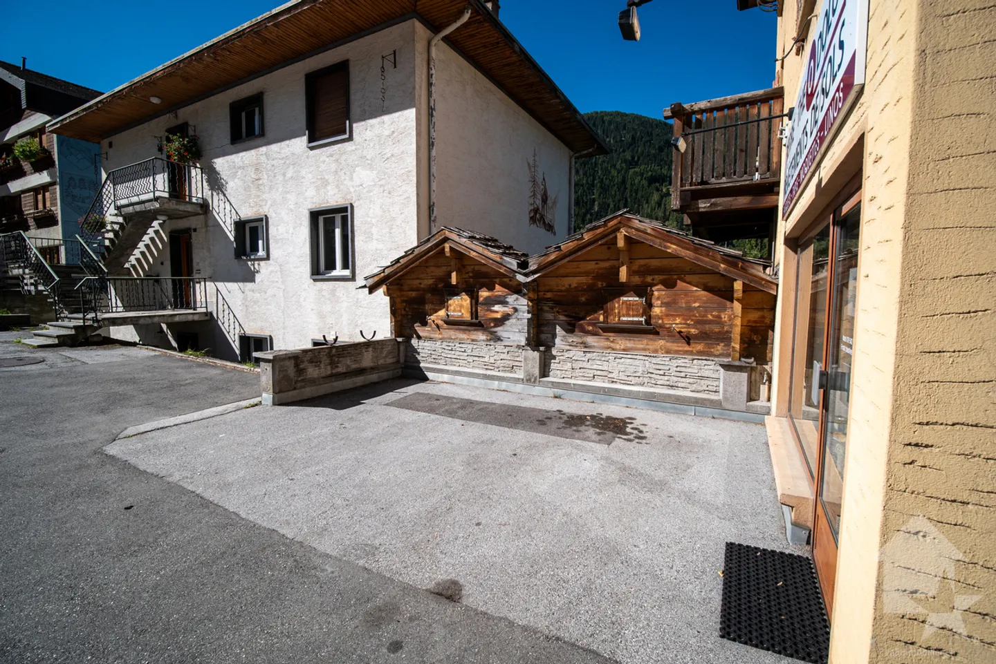 Large house with commercial space in the center of the village - Photo 37 of 38