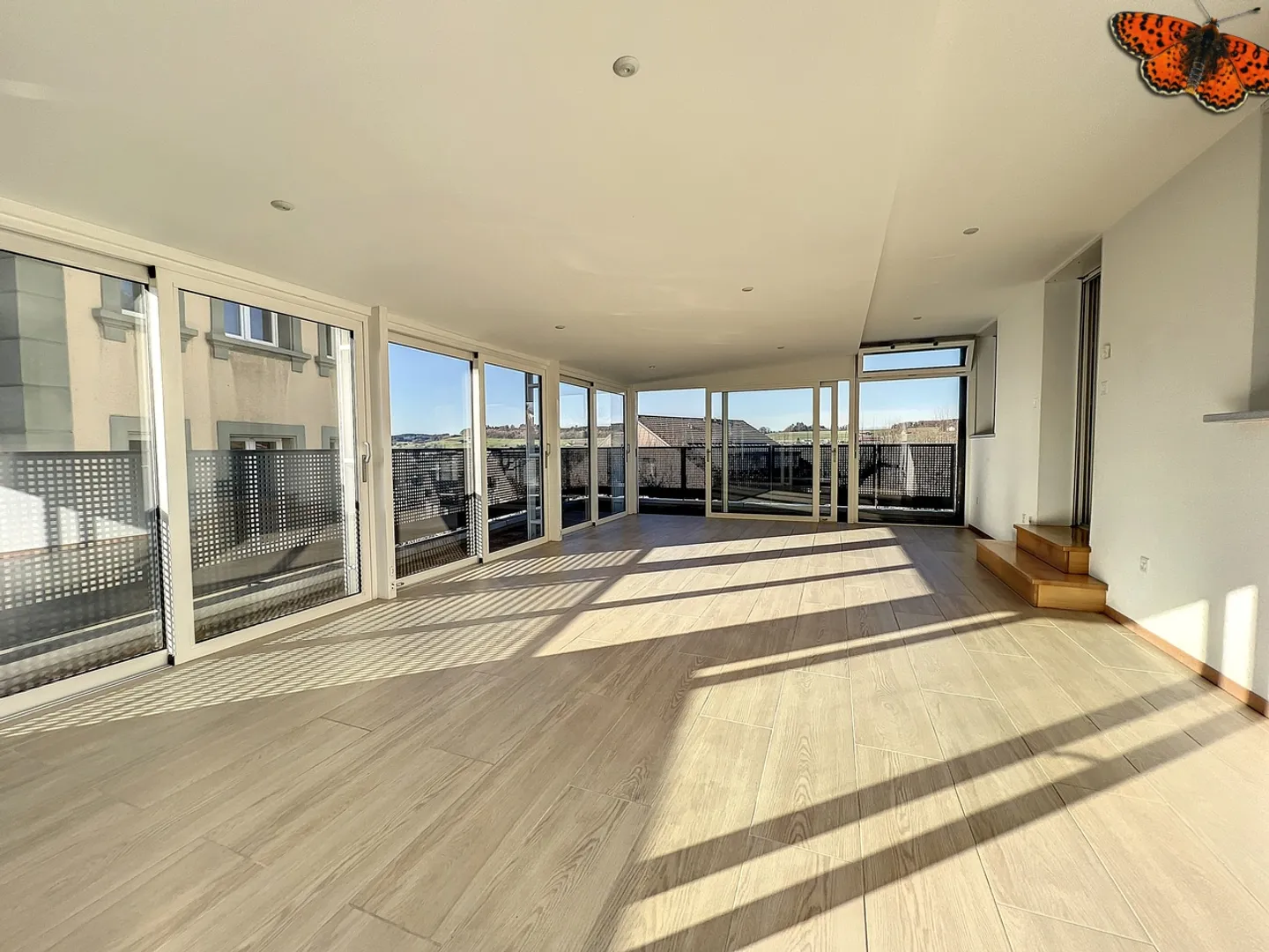 Luminoso appartamento di 4½ locali con giardino d'inverno e una superficie abitabile totale di 128 m²! - Foto 2 di 20