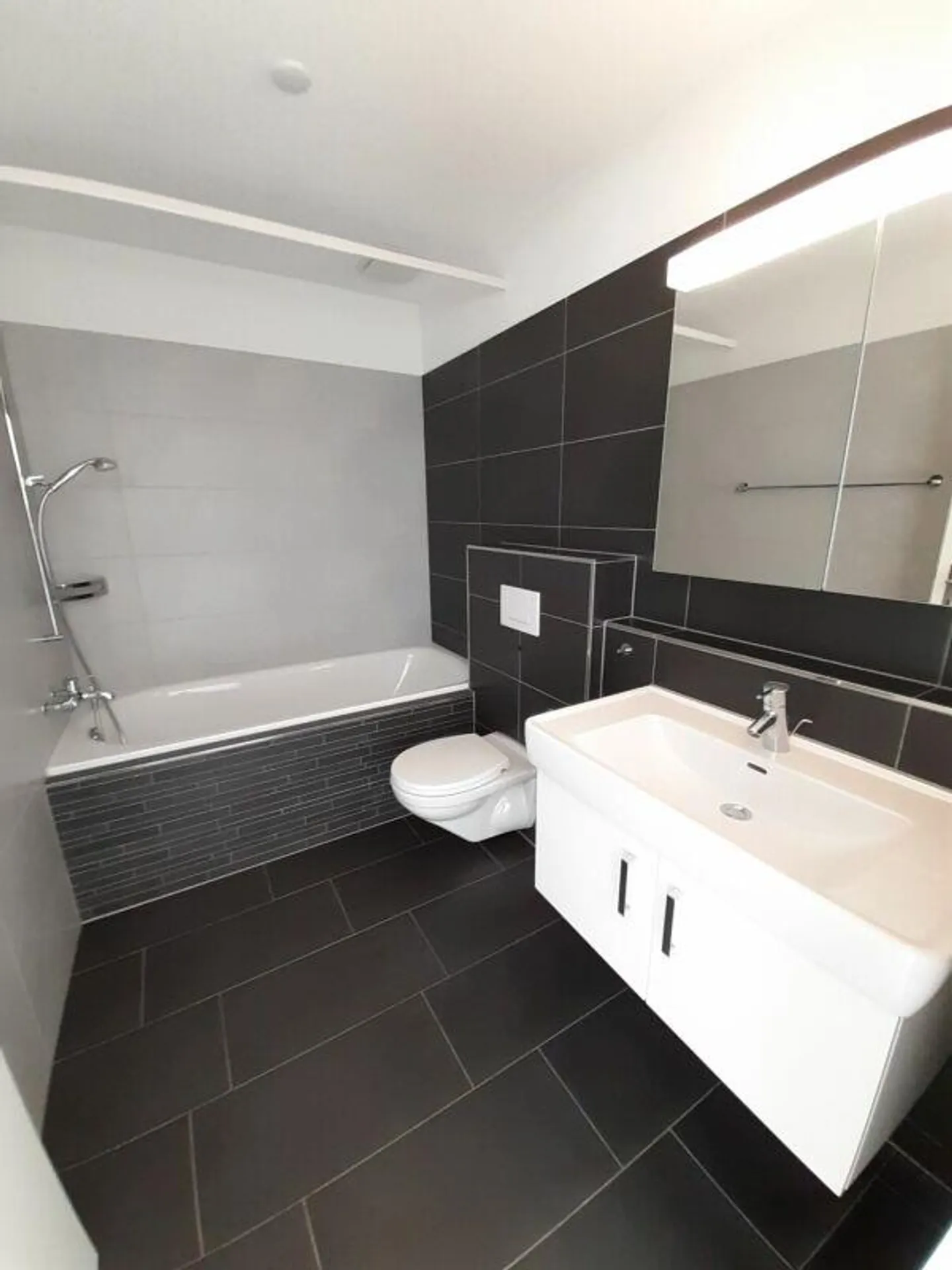 2 1/2 Room Apartment on the 1st Floor - Photo 4 of 7