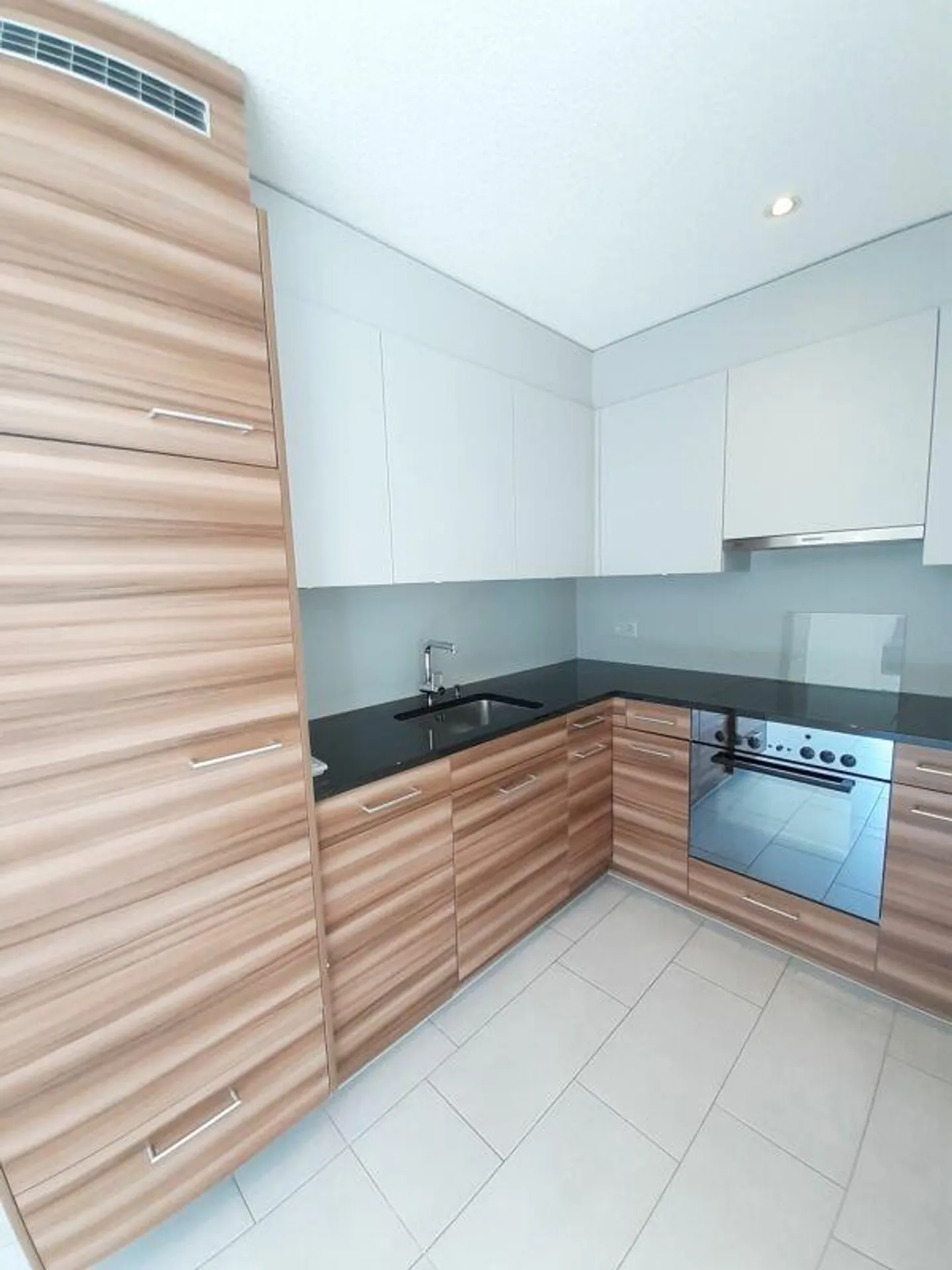 2 1/2 Room Apartment on the 1st Floor - Photo 2 of 7