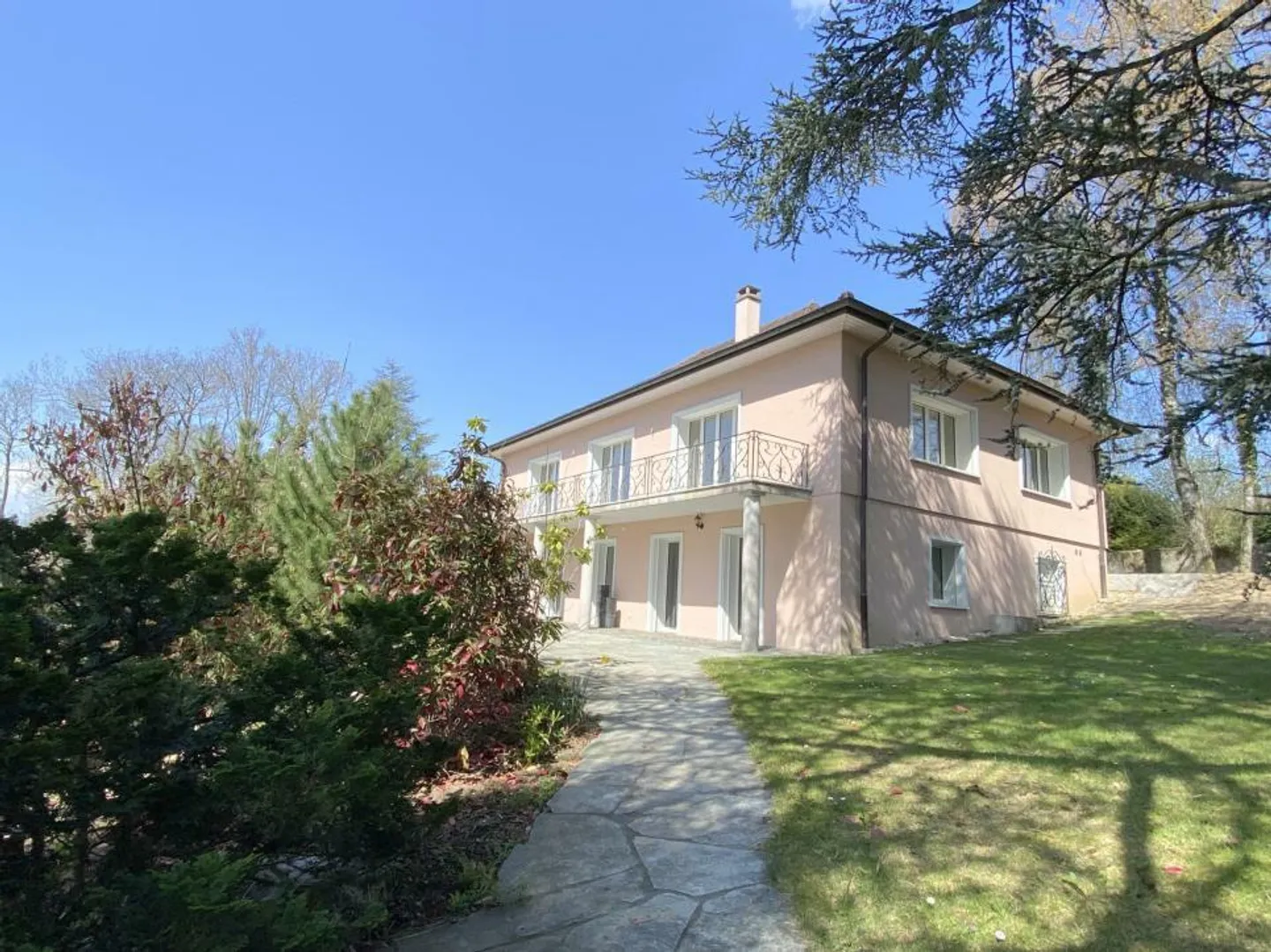 PROPRIÉTÉ MAGNIFIQUE PRÈS DE LAUSANNE - Photo 2 sur 13
