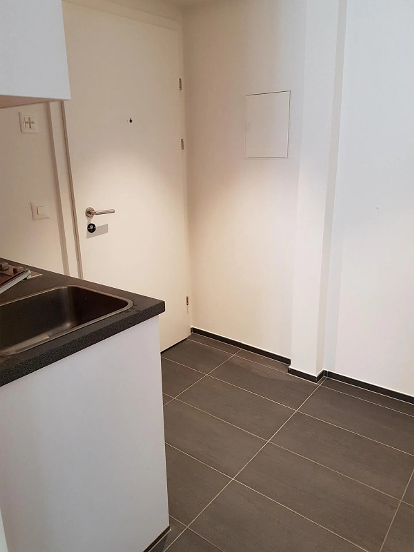 Appartement 1 pièce / Proche de la gare / Idéal pour les célibataires, les navetteurs, les étudiants ! - Photo 1 sur 5