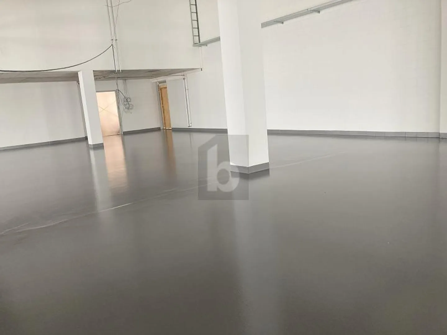 CLIMATIZZATO CON ALTE SOFFITTE - Foto 4 di 6