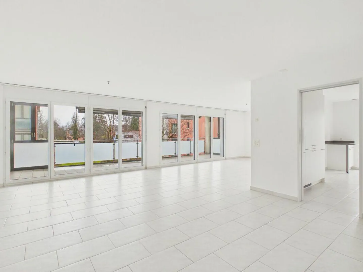 Appartement moderne de 5,5 pièces au rez-de-chaussée avec cheminée et grande terrasse - Photo 4 sur 16