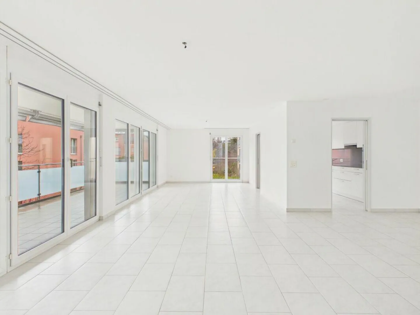 Appartement moderne de 5,5 pièces au rez-de-chaussée avec cheminée et grande terrasse - Photo 6 sur 16