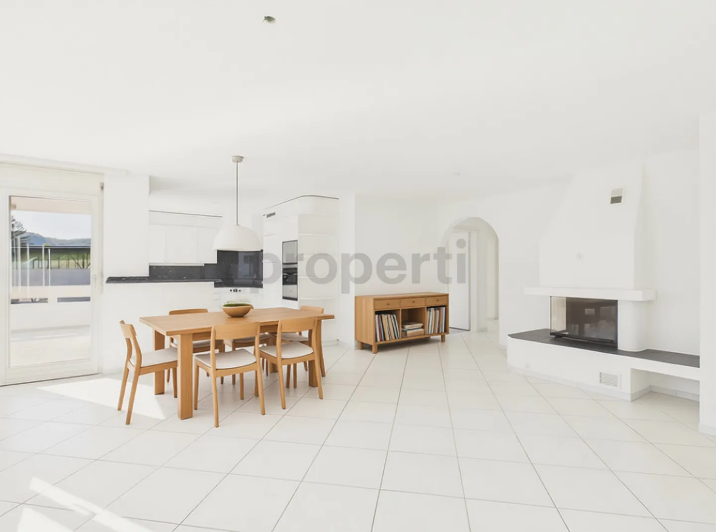 Spacious 5.5-Room Apartment - Photo 2 of 13