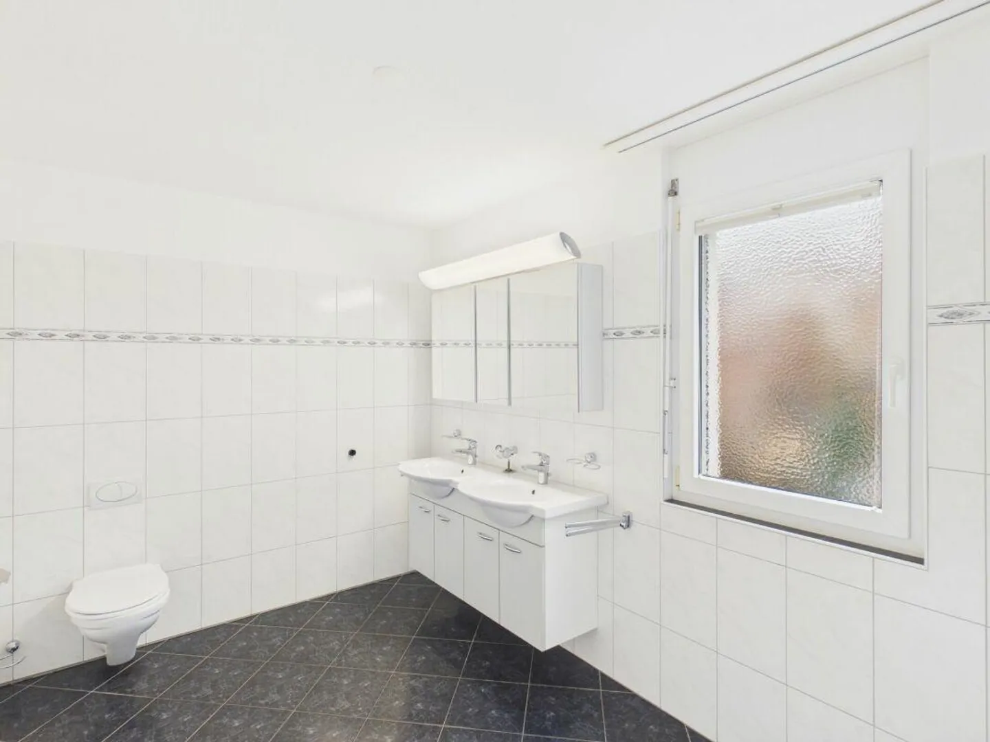 Appartement moderne de 5,5 pièces au rez-de-chaussée avec cheminée et grande terrasse - Photo 8 sur 16