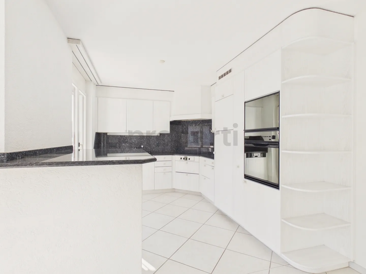 Spacious 5.5-Room Apartment - Photo 4 of 13