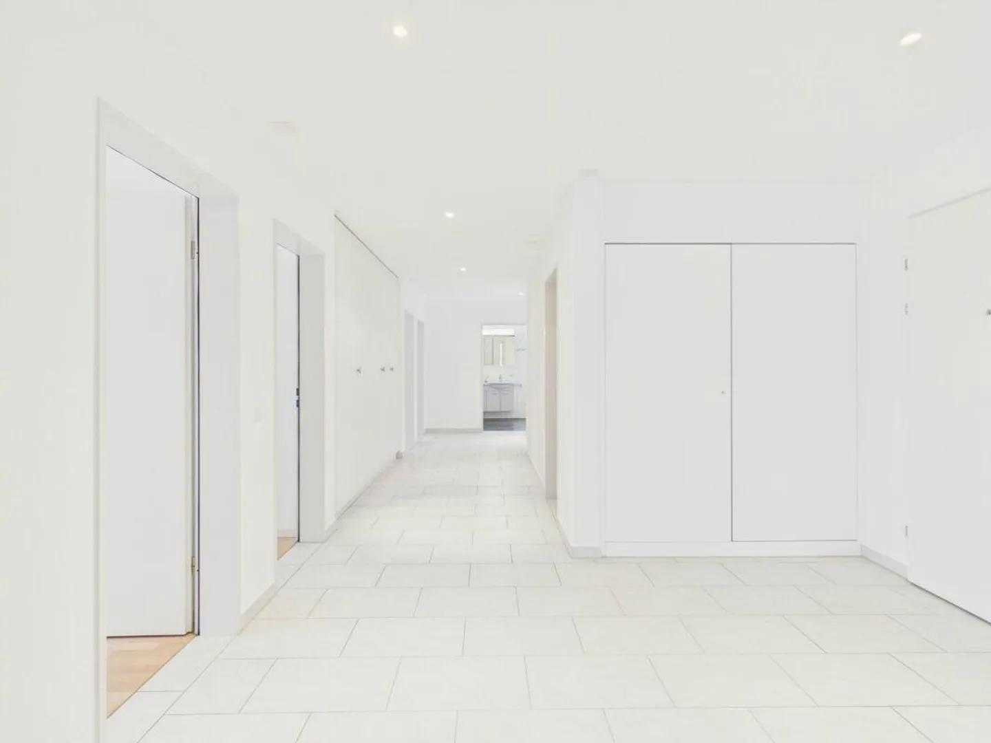 Appartement moderne de 5,5 pièces au rez-de-chaussée avec cheminée et grande terrasse - Photo 14 sur 16