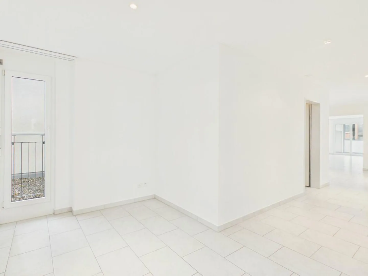 Appartement moderne de 5,5 pièces au rez-de-chaussée avec cheminée et grande terrasse - Photo 15 sur 16