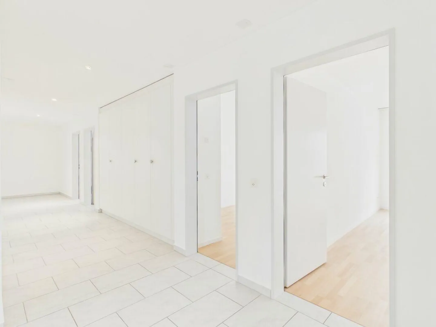 Appartement moderne de 5,5 pièces au rez-de-chaussée avec cheminée et grande terrasse - Photo 16 sur 16