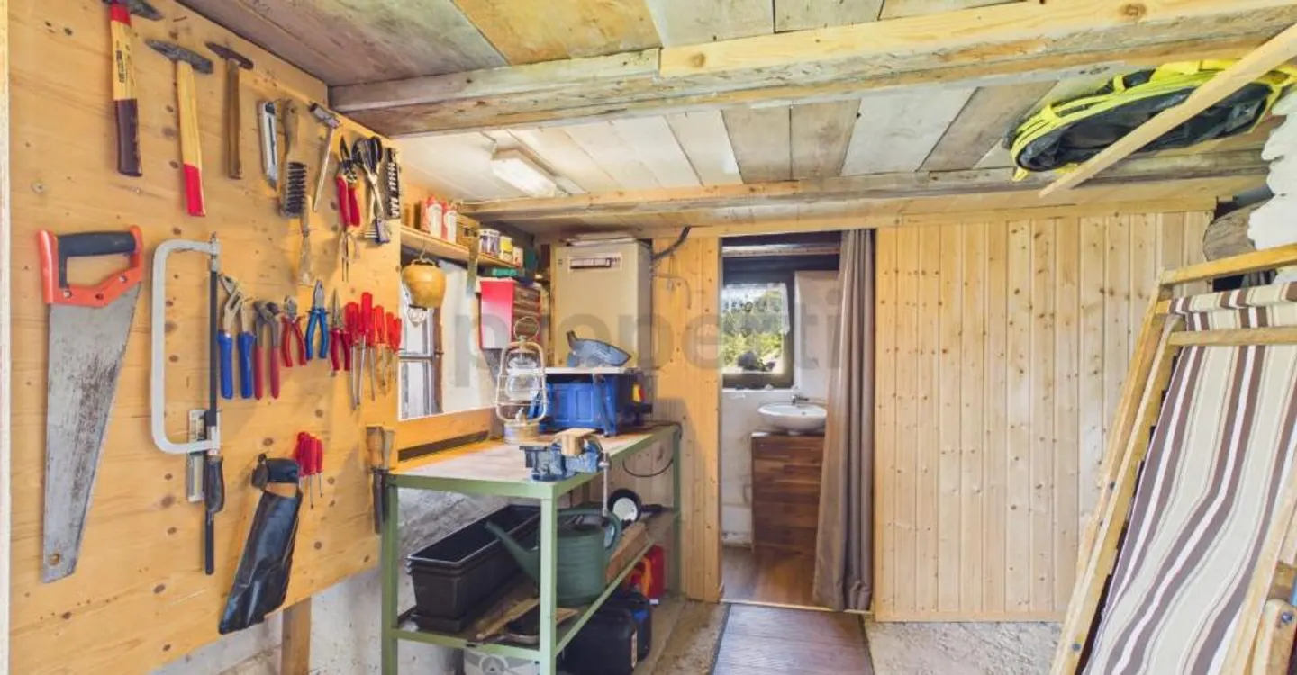 Charming mountain cabin with magnificent mountain views and generous grounds... - Photo 10 of 11