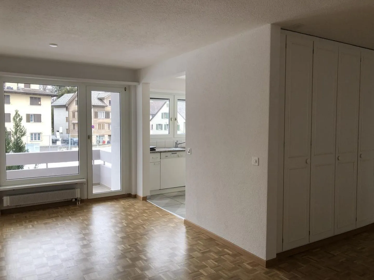 Grosszügige Wohnung, zentral gelegen - Photo 3 of 6