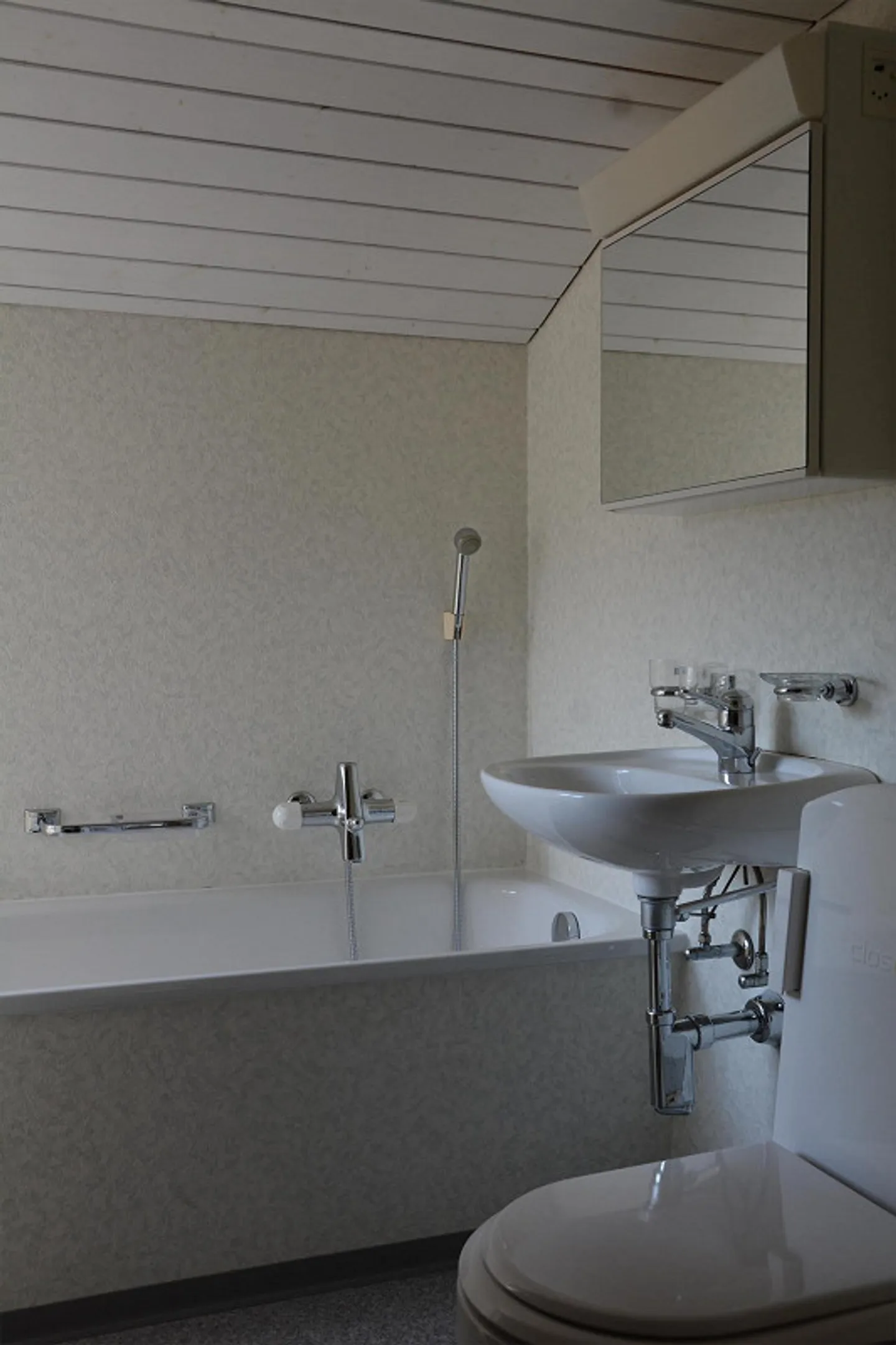 6 Room House - Photo 3 of 7