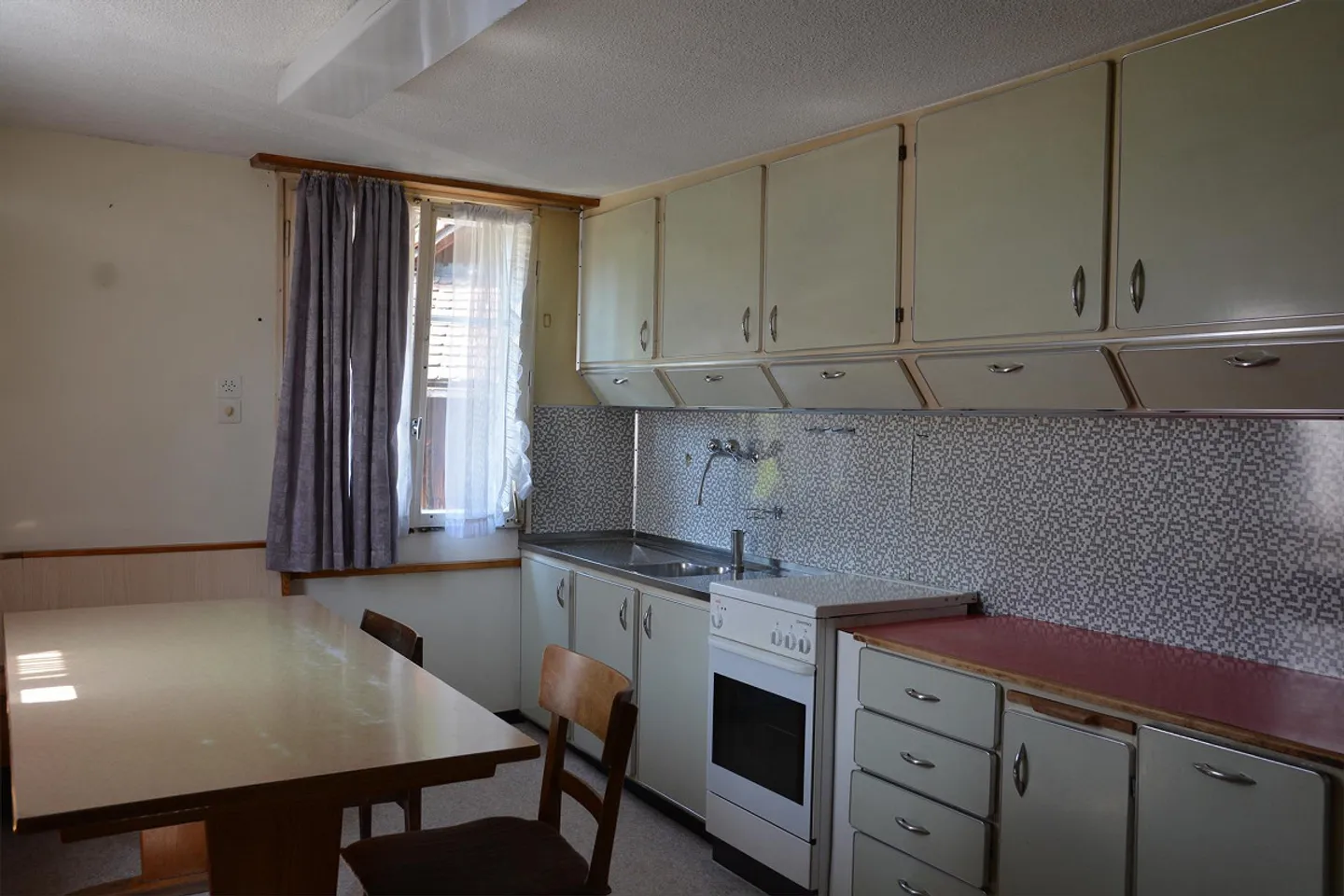 6 Room House - Photo 4 of 7