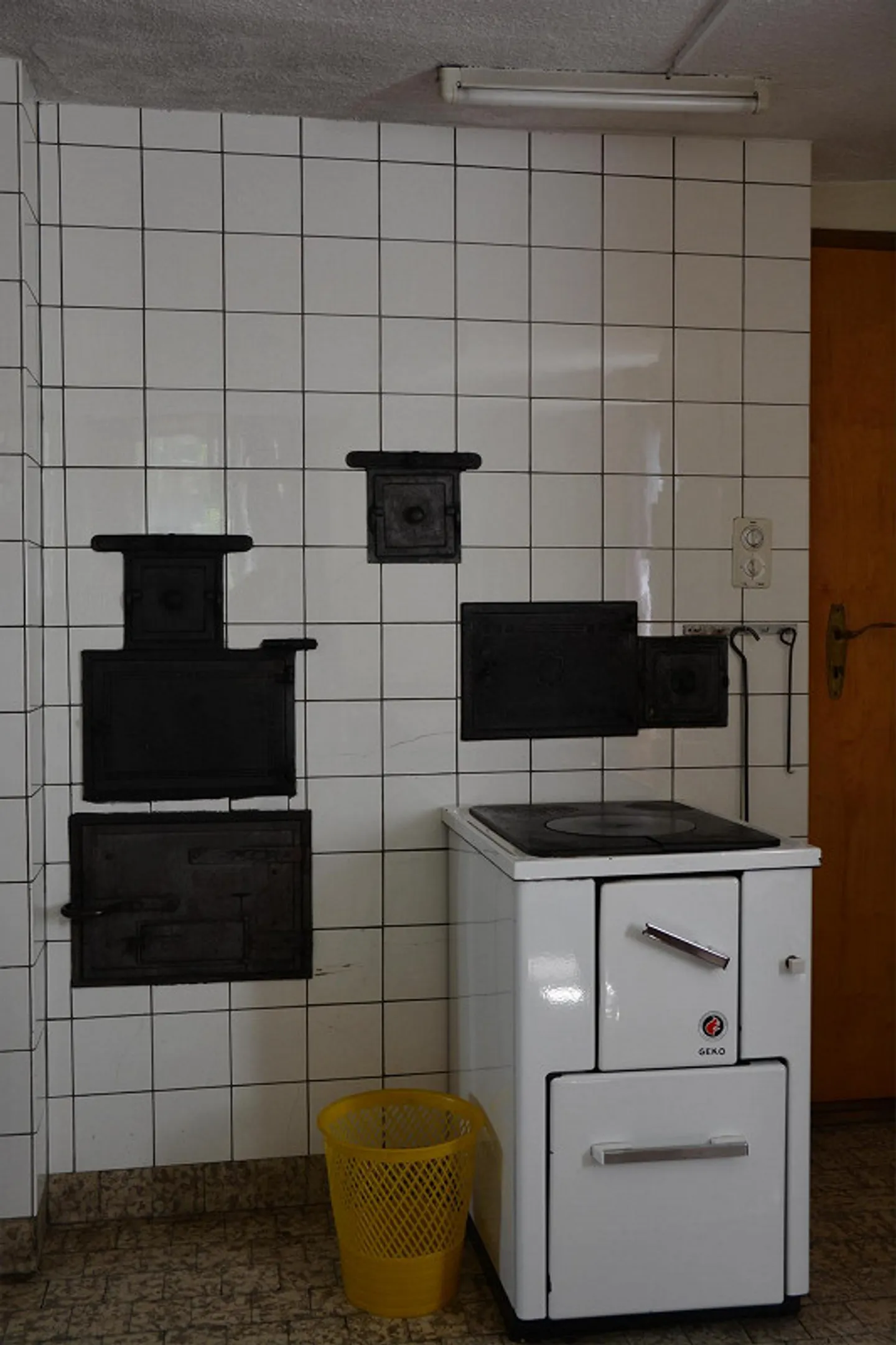 6 Room House - Photo 5 of 7