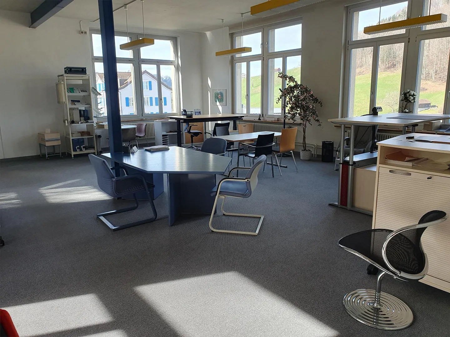 Lavorare in ufficio con vista ispiratrice. Opzione con magazzino di 107 m2. - Foto 2 di 5