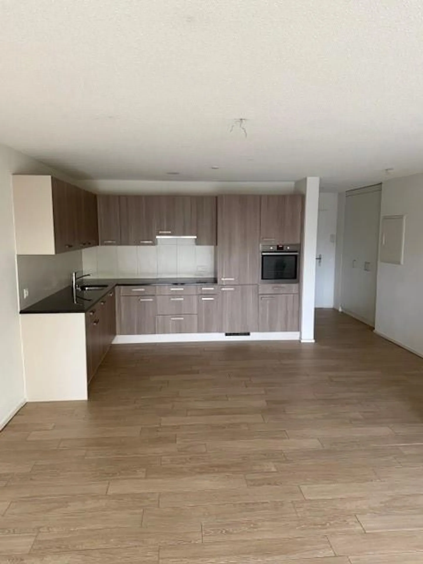 Vivere attraente in una posizione verde - Foto 2 di 12