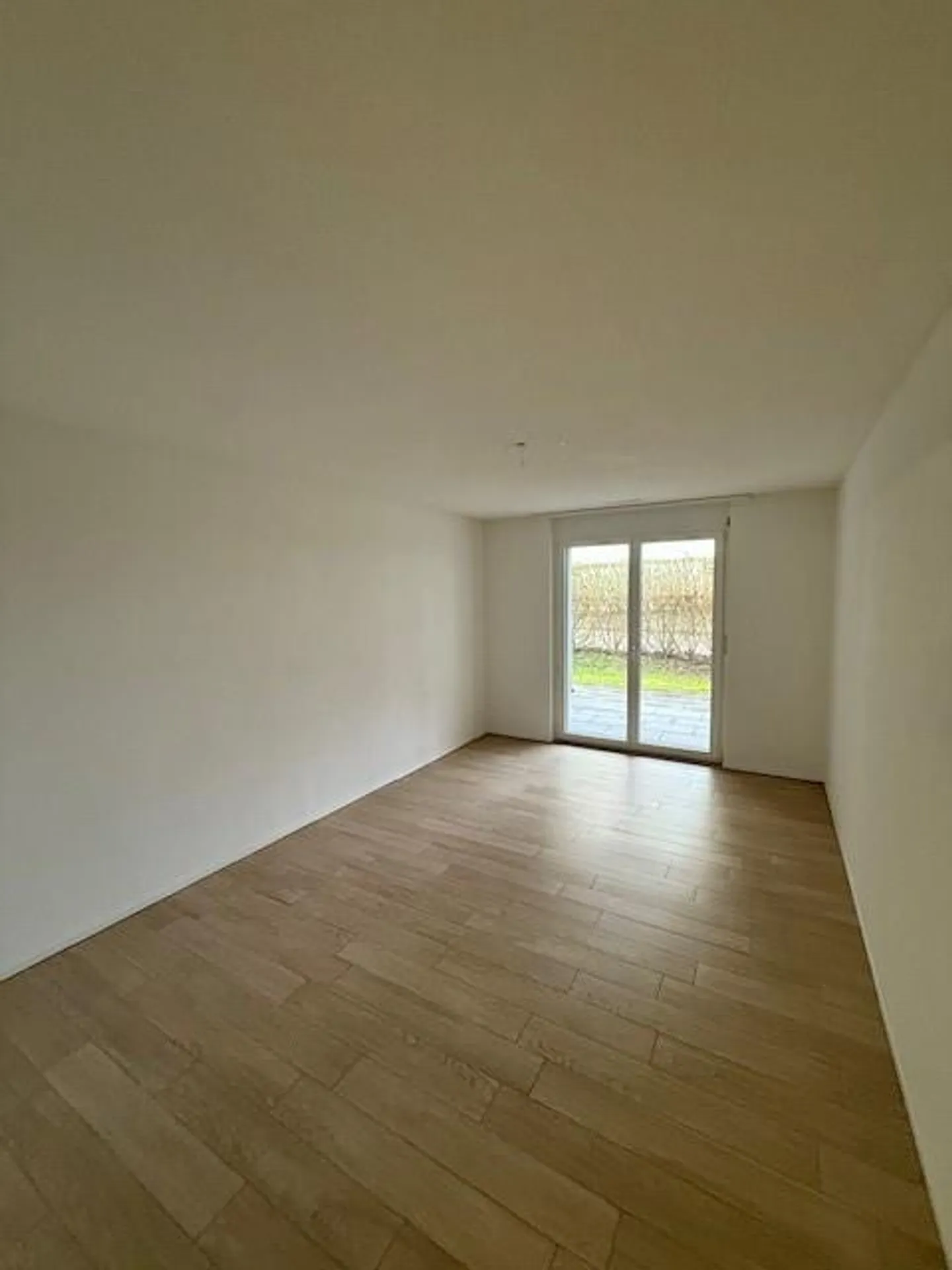 Vivere attraente in una posizione verde - Foto 4 di 12