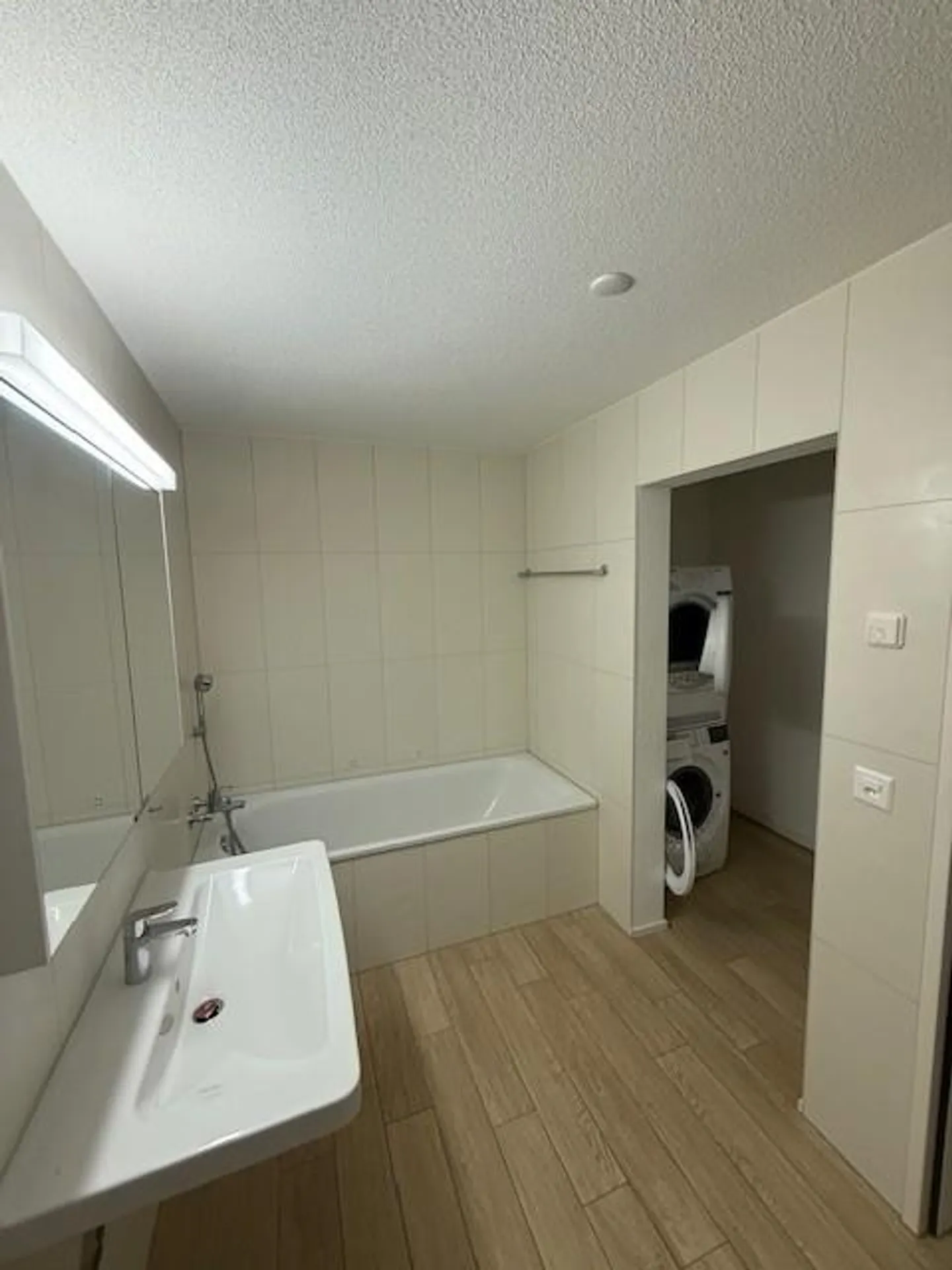 Vivere attraente in una posizione verde - Foto 5 di 12