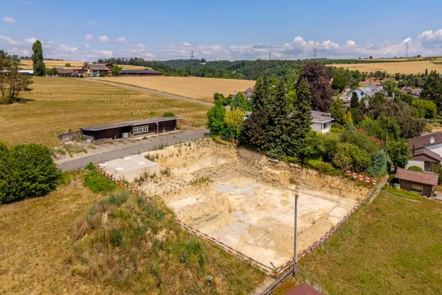 Projet avec permis de construire et excavation terminée - Photo 6 sur 8