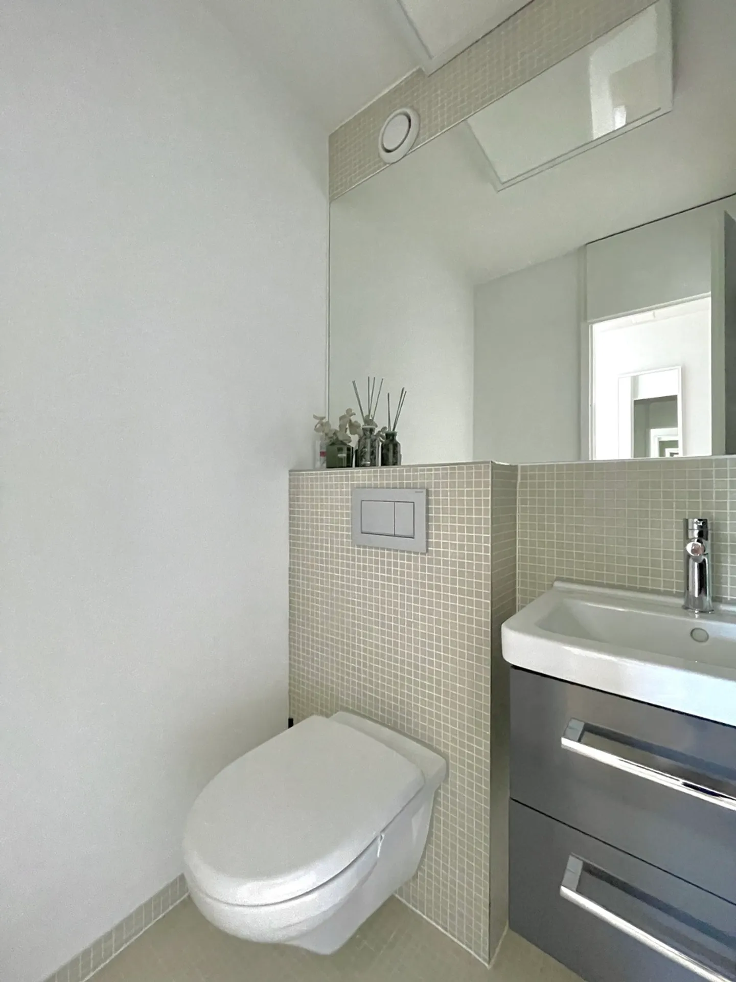 Stylish Attic Apartment - Photo 8 of 13