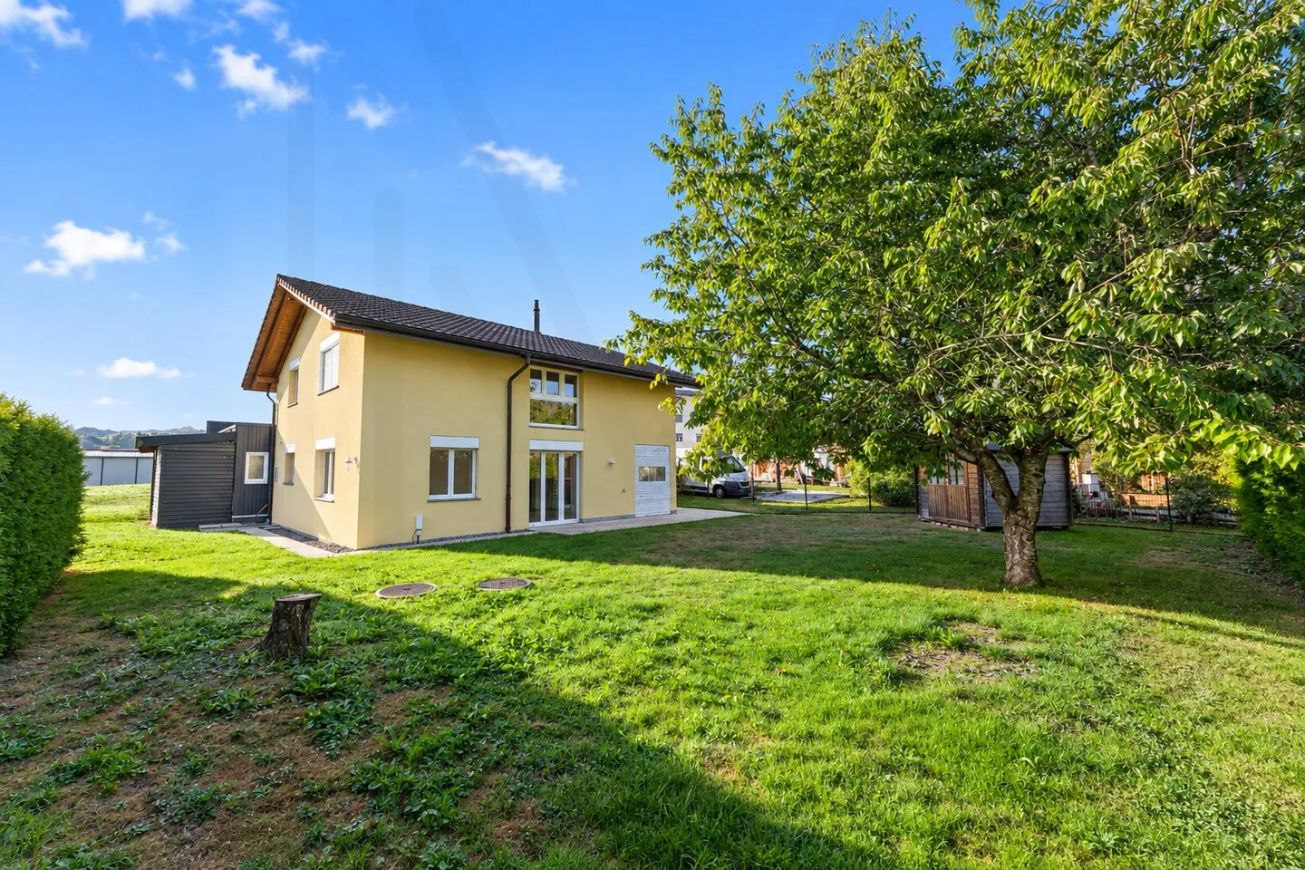 Family Home with Garden - Photo 2 of 12