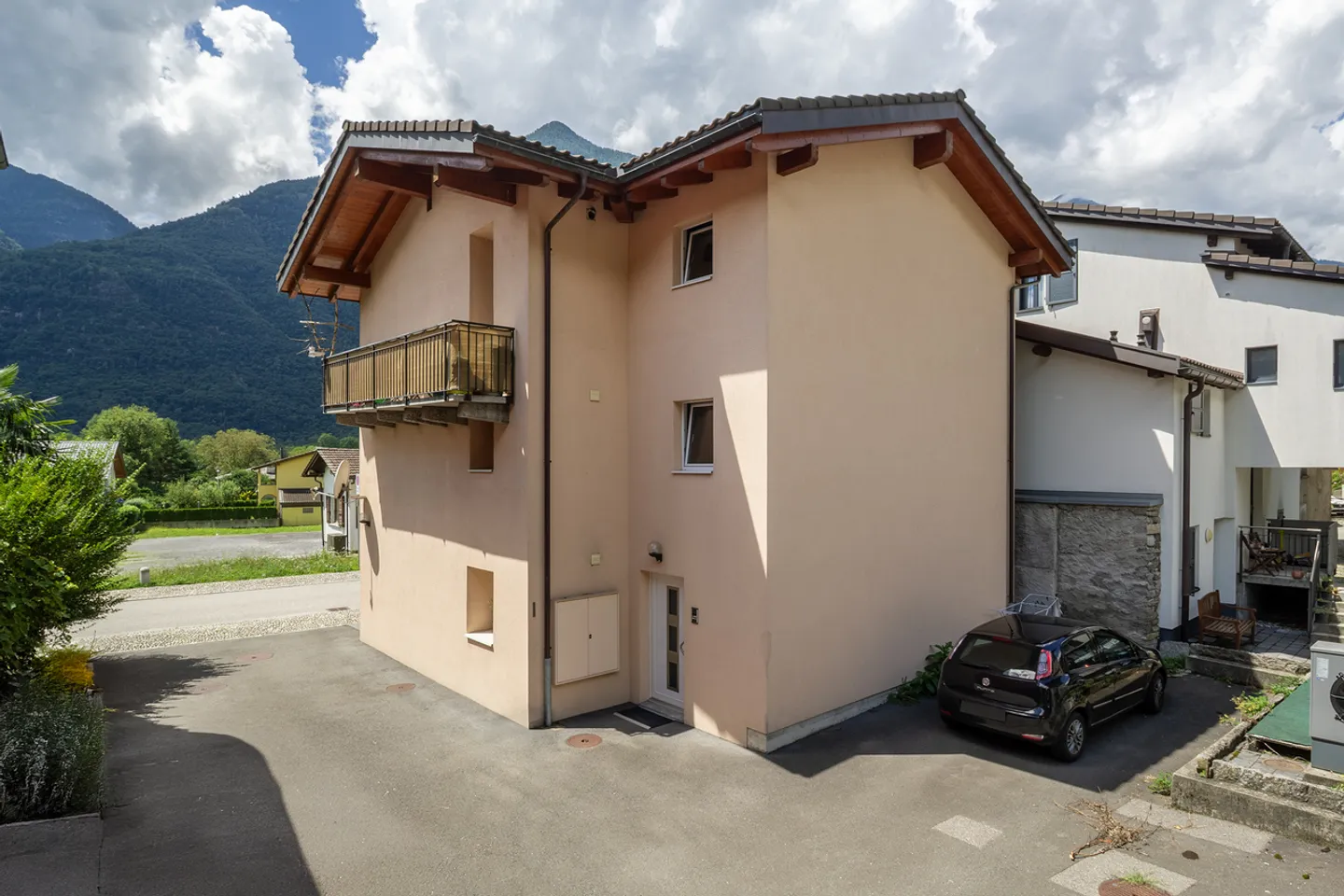 Casa accogliente e ristrutturata con tre appartamenti di 2,5 stanze - Foto 1 di 13