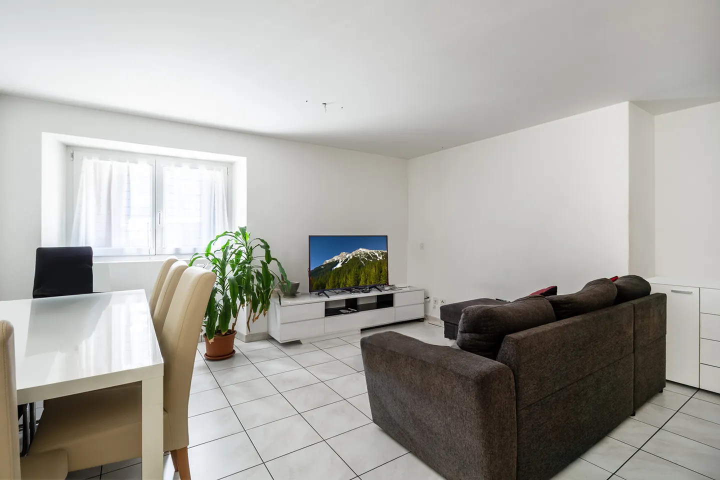 Casa accogliente e ristrutturata con tre appartamenti di 2,5 stanze - Foto 3 di 13
