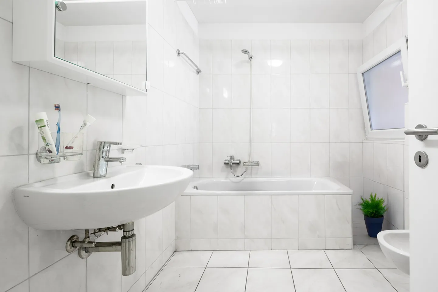 Casa accogliente e ristrutturata con tre appartamenti di 2,5 stanze - Foto 11 di 13