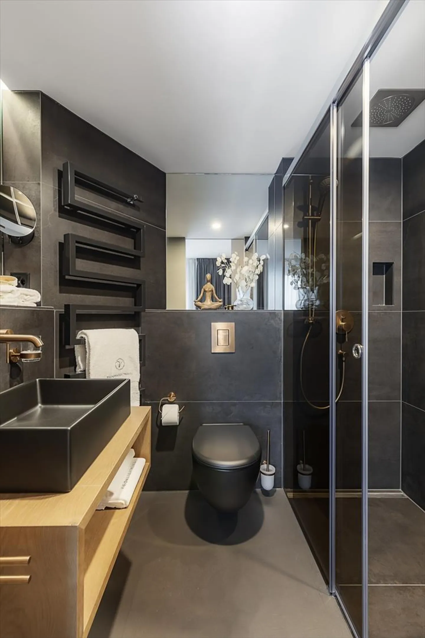 Studio - Photo 5 of 13