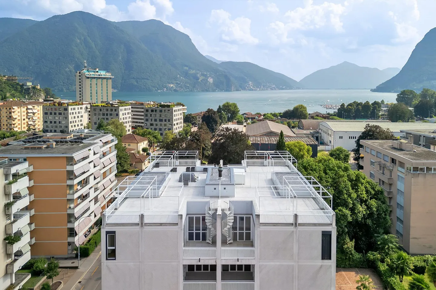 Duplex con terrazza e giardino sul tetto con vista lago - Foto 1 di 13