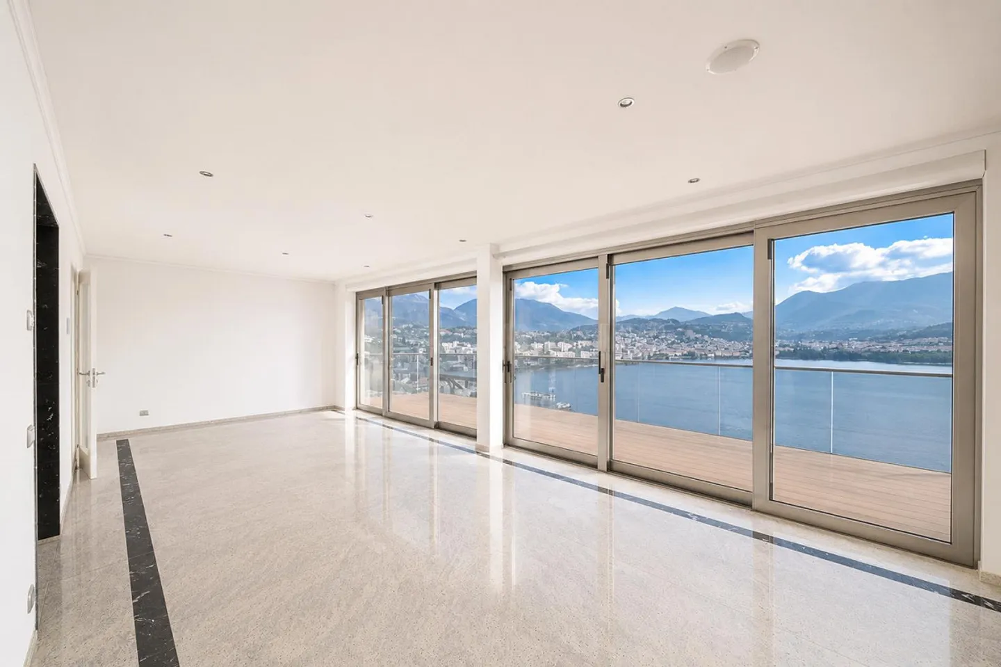 Attico di 5.5 locali con vista mozzafiato sul lago - Foto 2 di 13