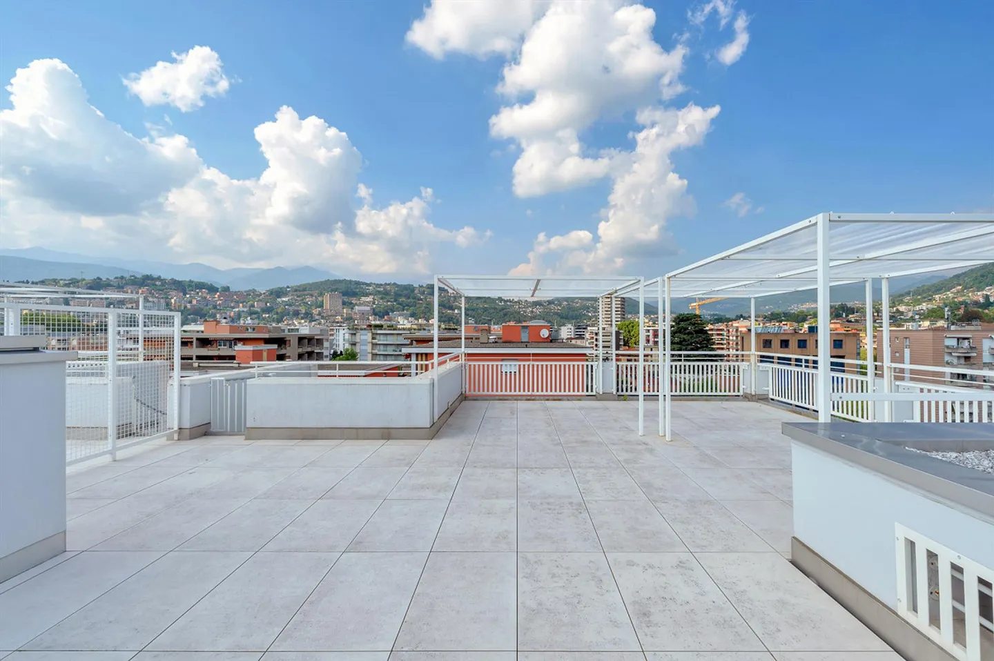 Duplex con terrazza e giardino sul tetto con vista lago - Foto 2 di 13