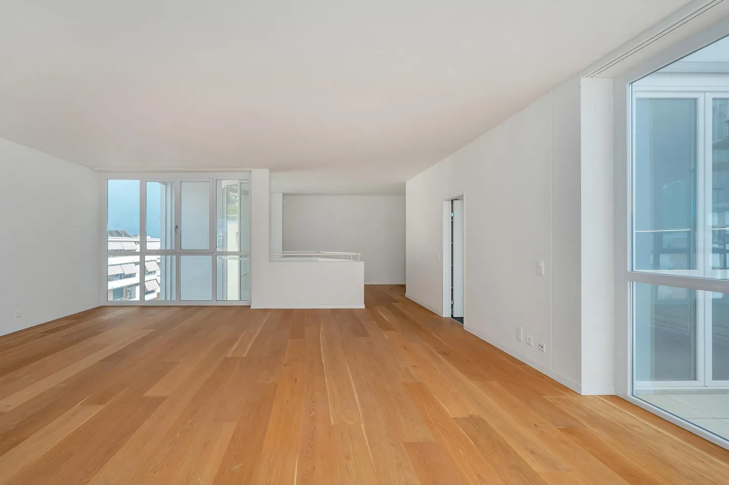 Duplex con terrazza e giardino sul tetto con vista lago - Foto 5 di 13