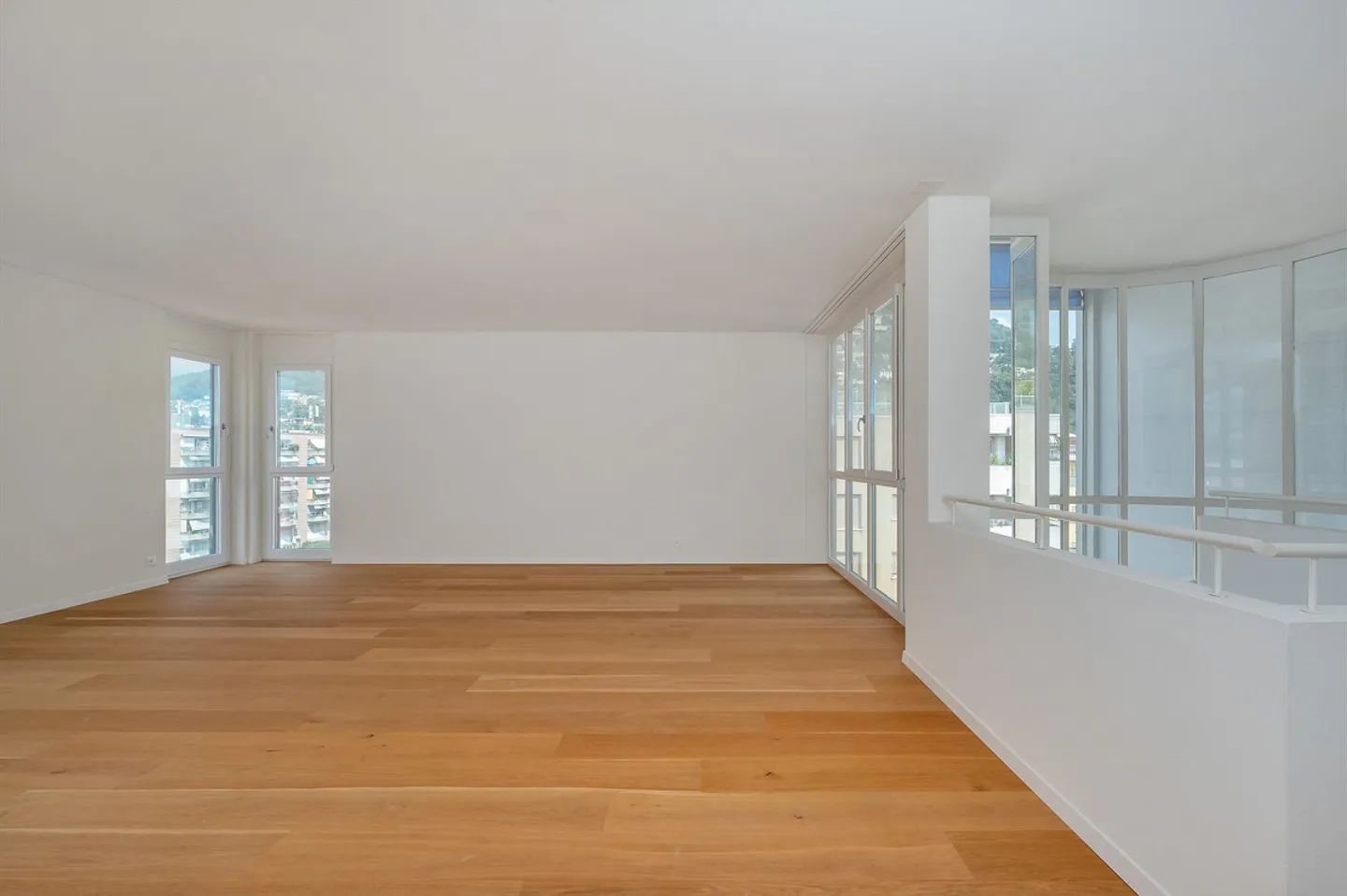 Duplex con terrazza e giardino sul tetto con vista lago - Foto 6 di 13