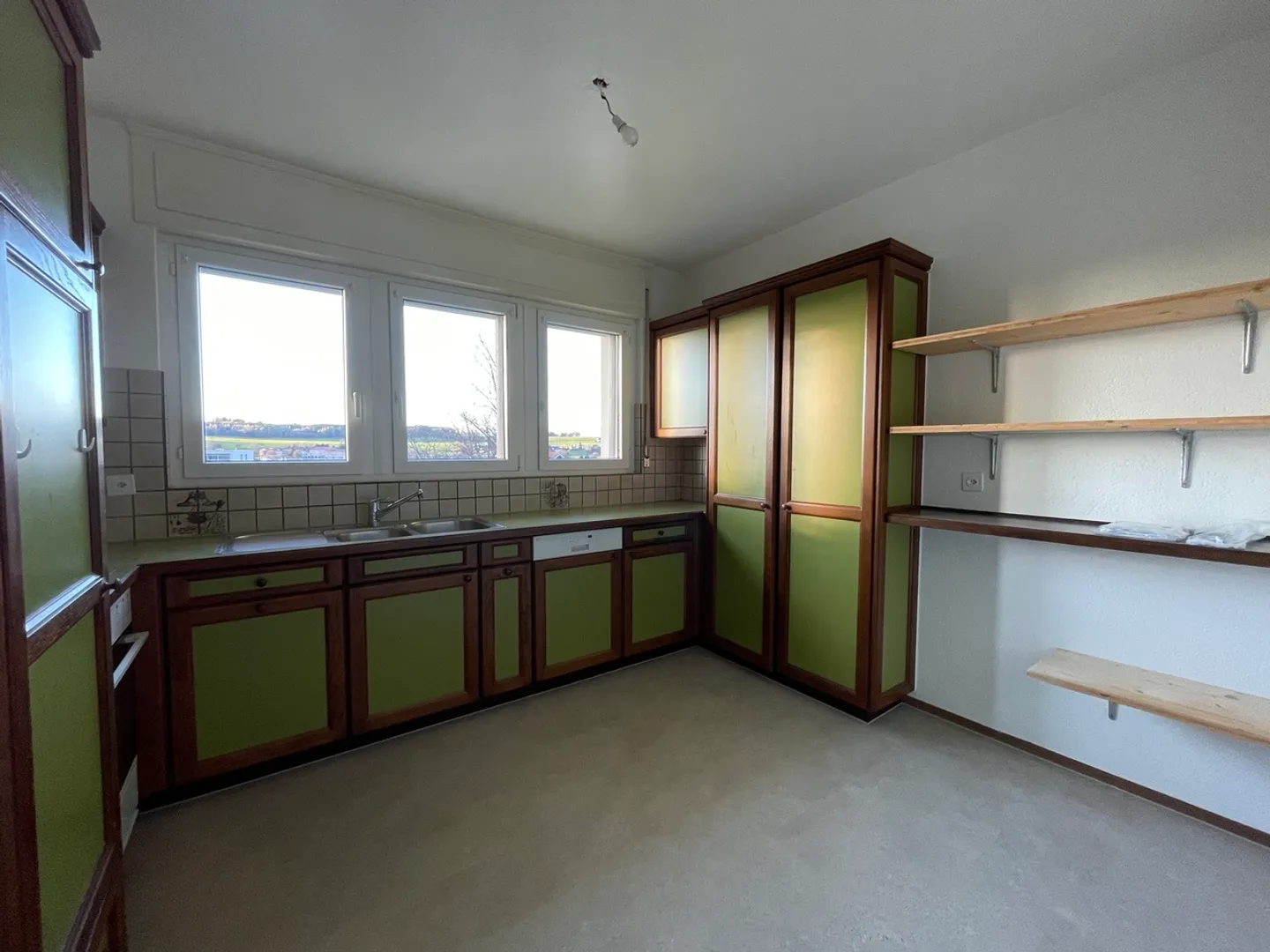 4,5 perfettamente situato, con vista sul quartiere, con balcone e vista - Foto 3 di 10