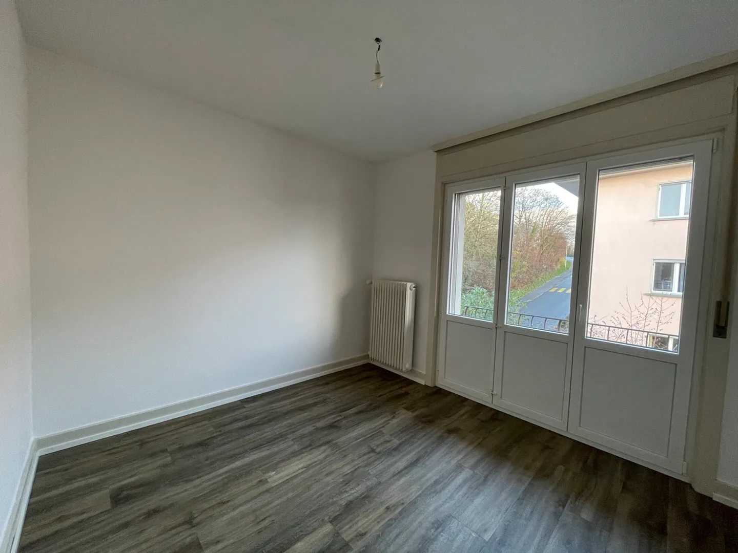 4,5 perfettamente situato, con vista sul quartiere, con balcone e vista - Foto 7 di 10