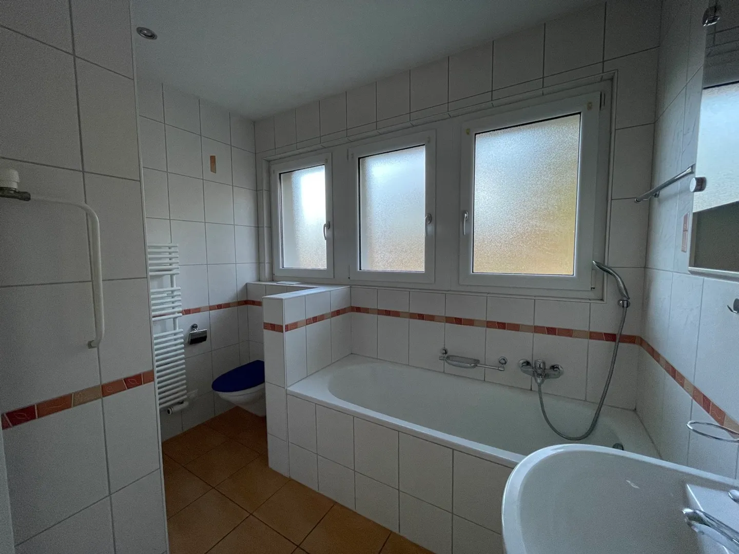 4,5 perfettamente situato, con vista sul quartiere, con balcone e vista - Foto 9 di 10