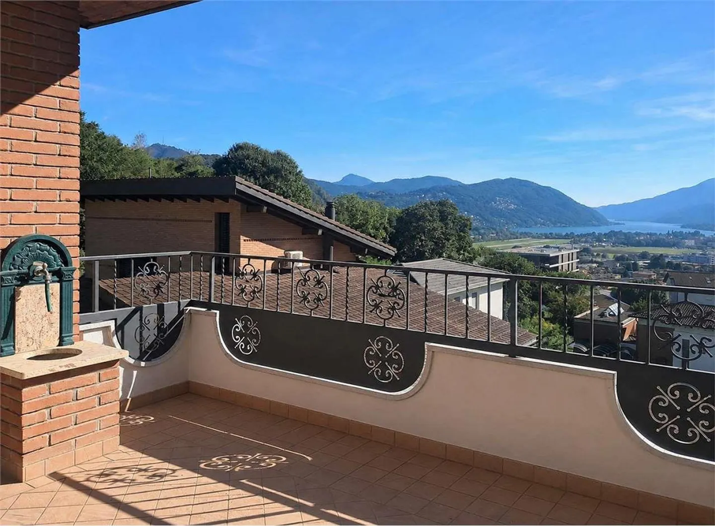 Bioggio: spacious attic of 4.5 rooms with lake view in a two-family house - Photo 1 of 13