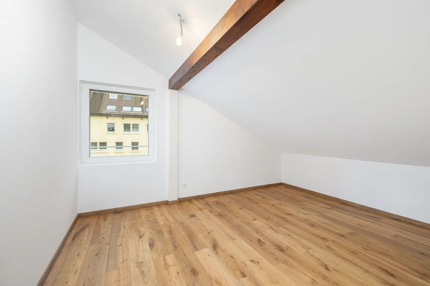 Casa unifamiliare moderna con giardino in posizione centrale - Foto 6 di 10