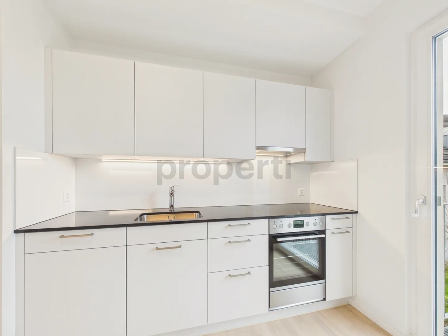 Prima locazione dopo ristrutturazione di alta qualità: Casa unifamiliare moderna con 6 stanze, cantina e stazione di ricarica a Niederuzwil - Foto 4 di 13
