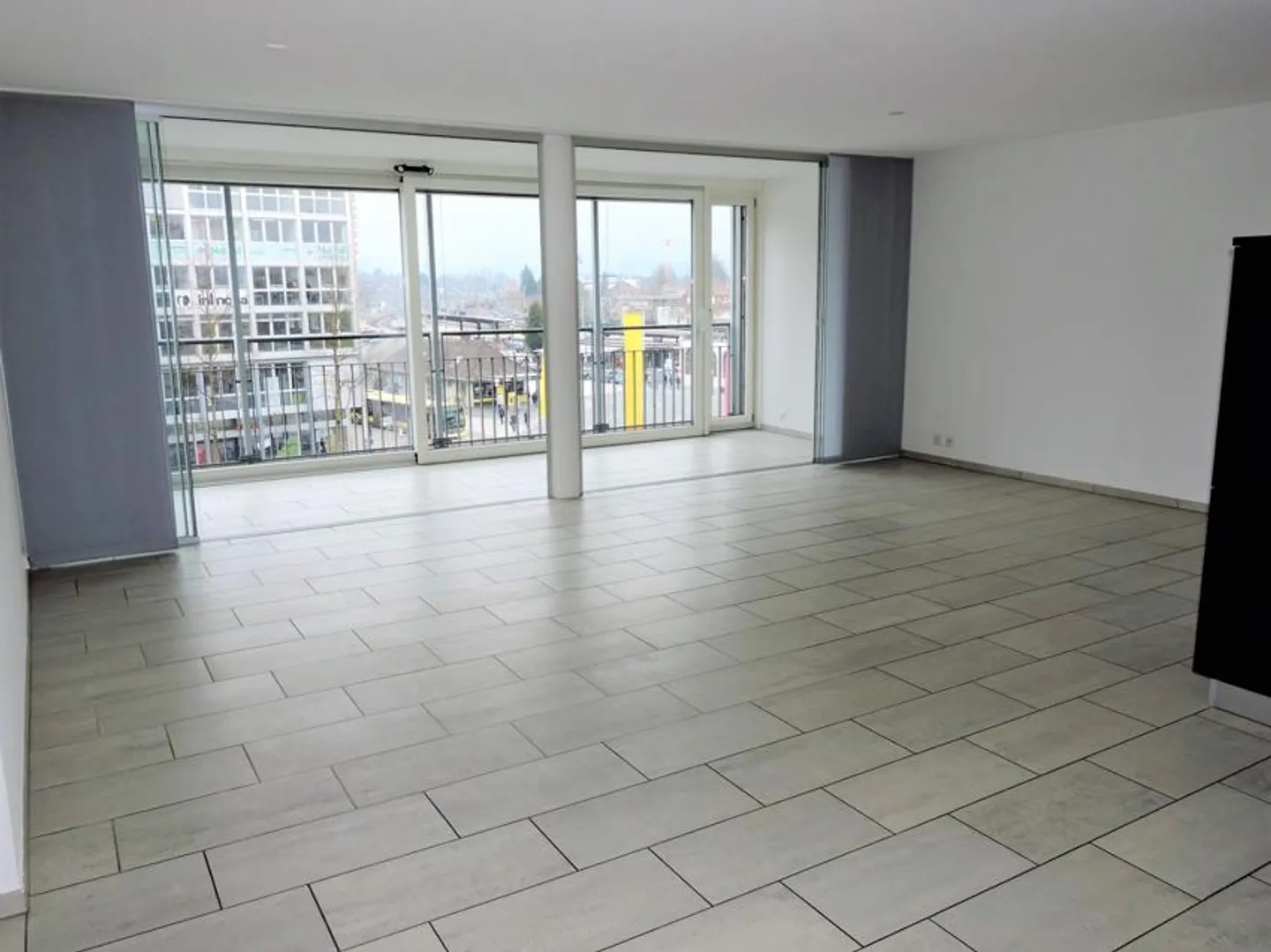 Living in the middle of the city - Photo 2 of 9