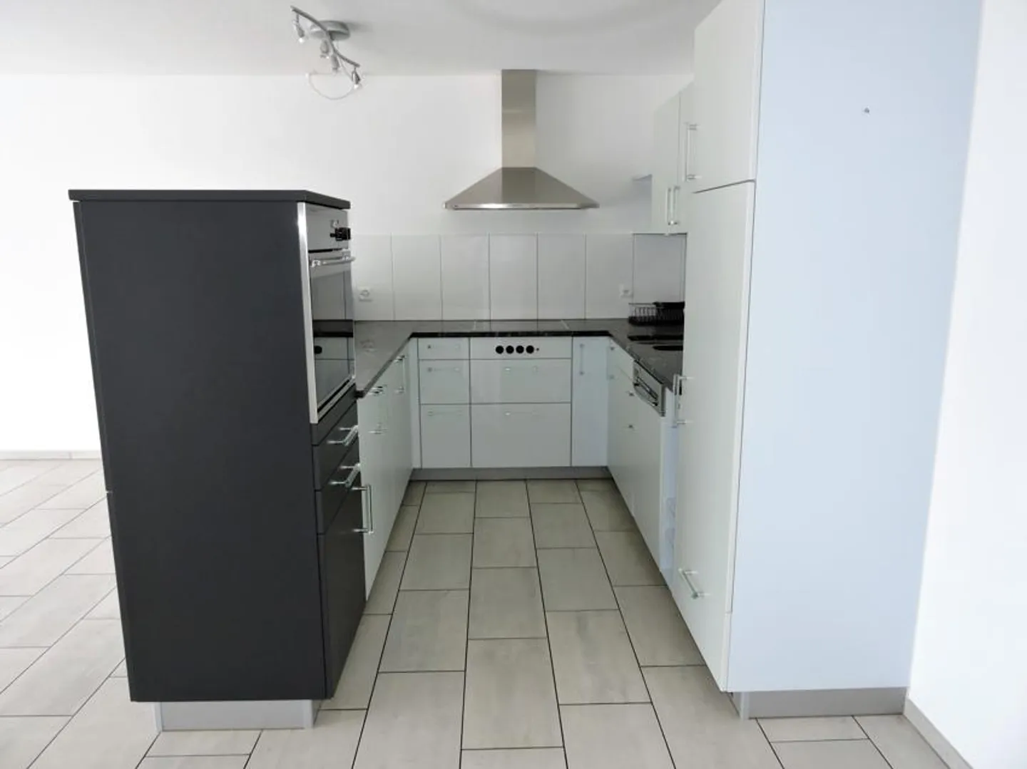 Living in the middle of the city - Photo 4 of 9