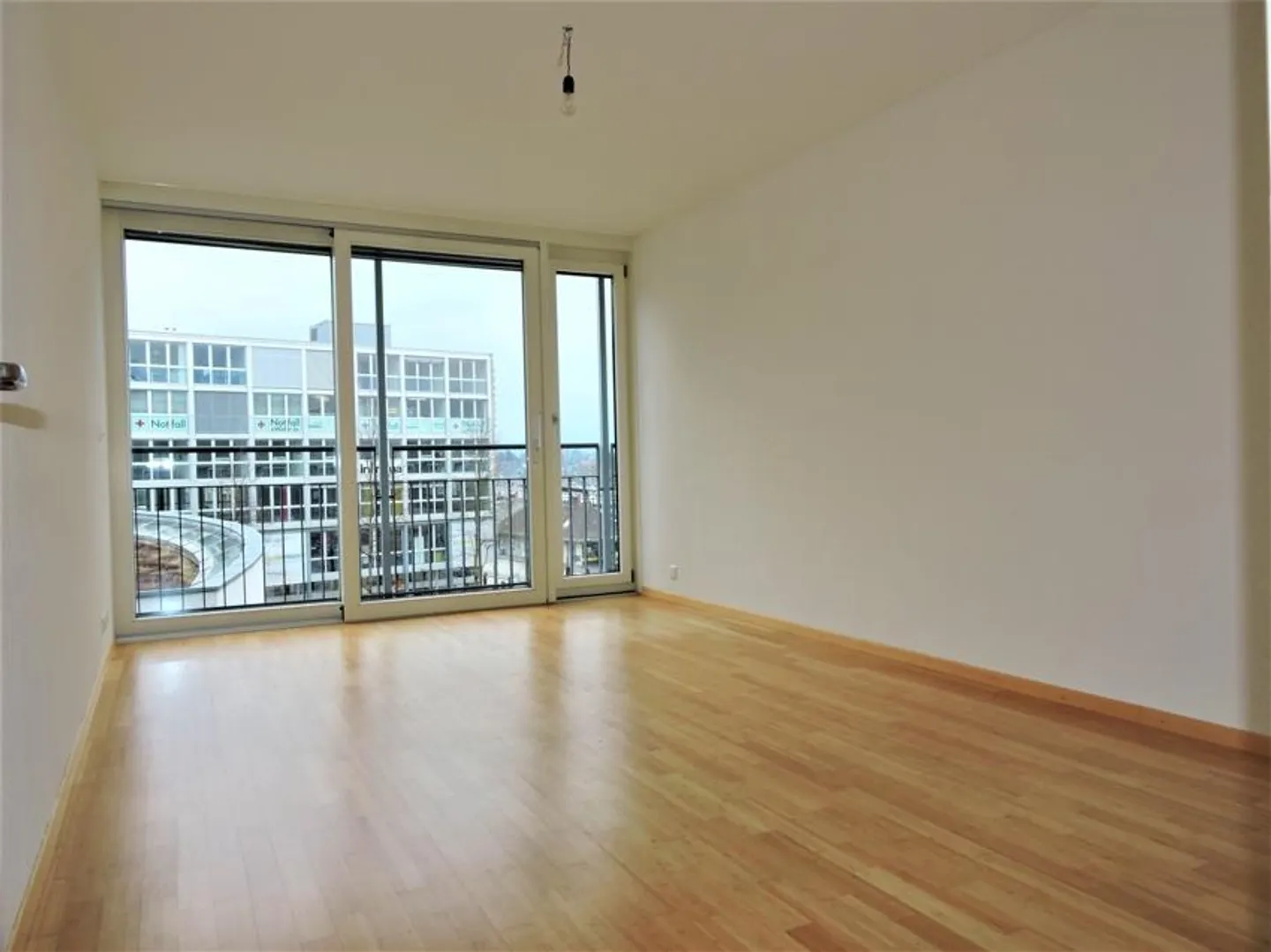 Living in the middle of the city - Photo 7 of 9