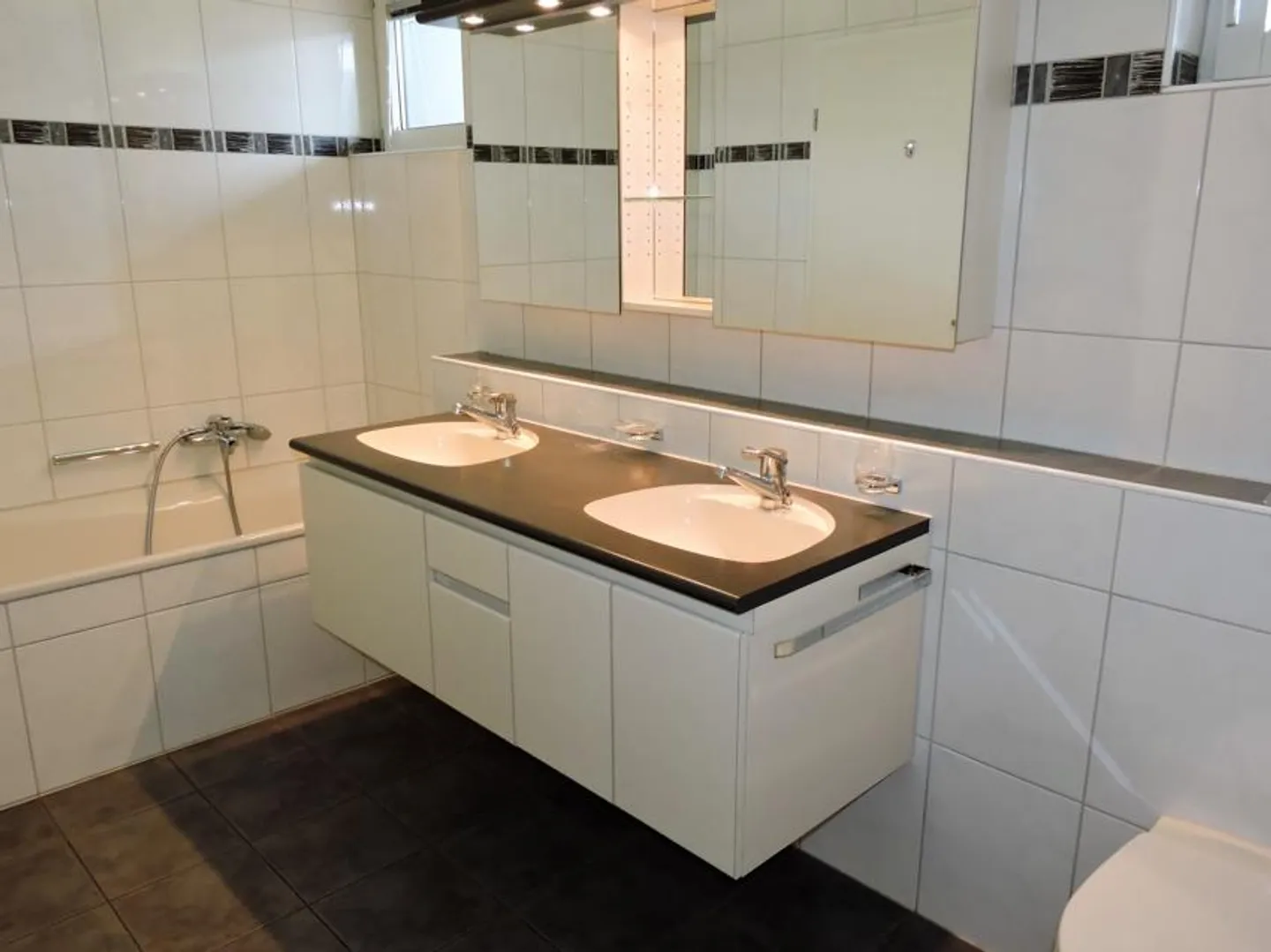 Living in the middle of the city - Photo 8 of 9