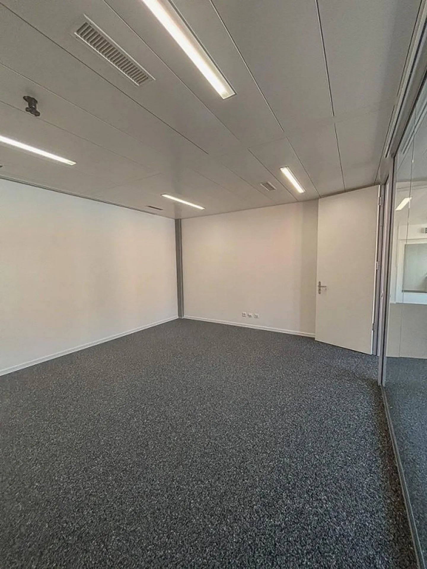 Modern office space with 384 m² - representative, bright & optimally connected - Photo 7 of 10
