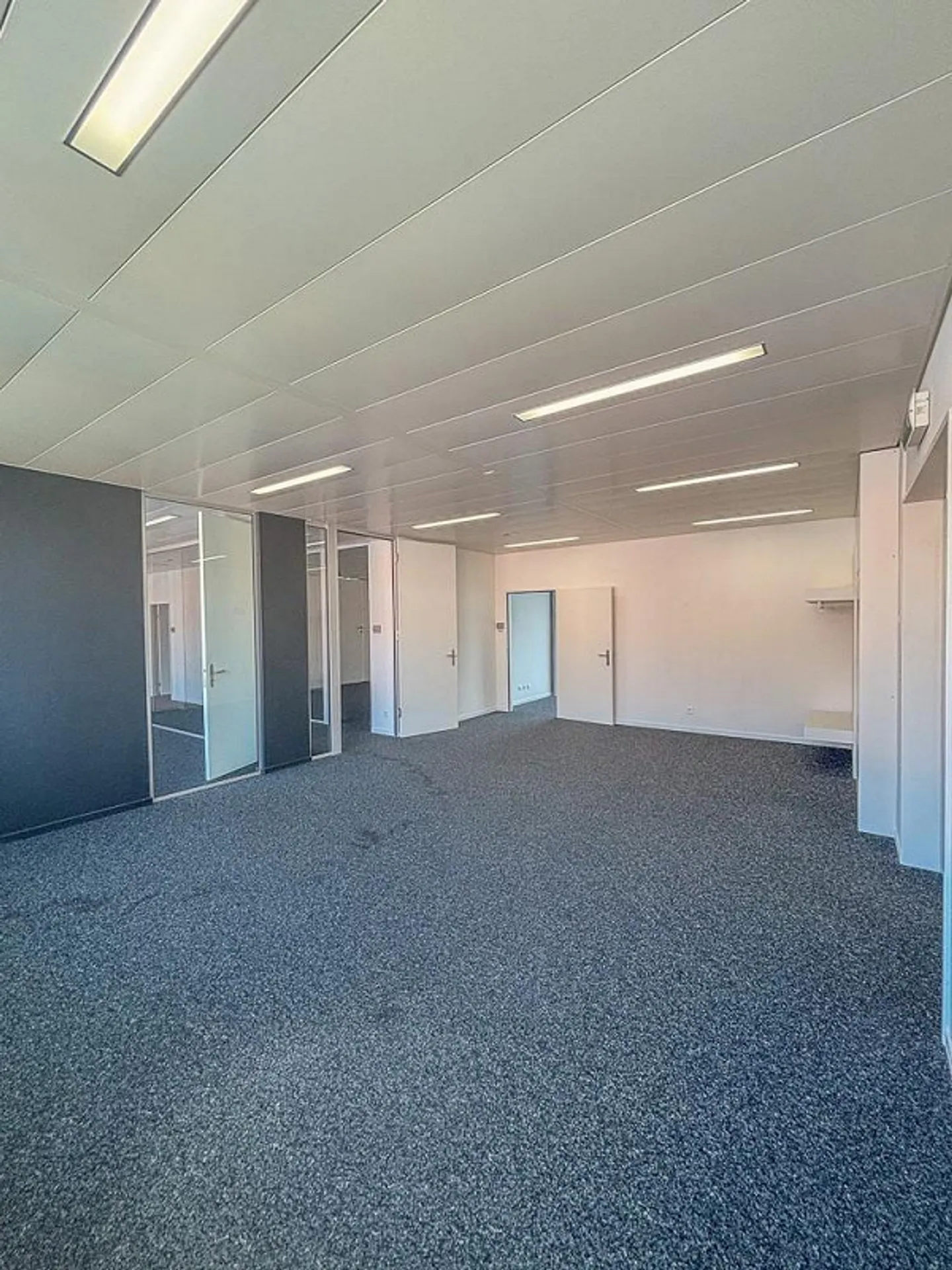 Modern office space with 384 m² - representative, bright & optimally connected - Photo 8 of 10