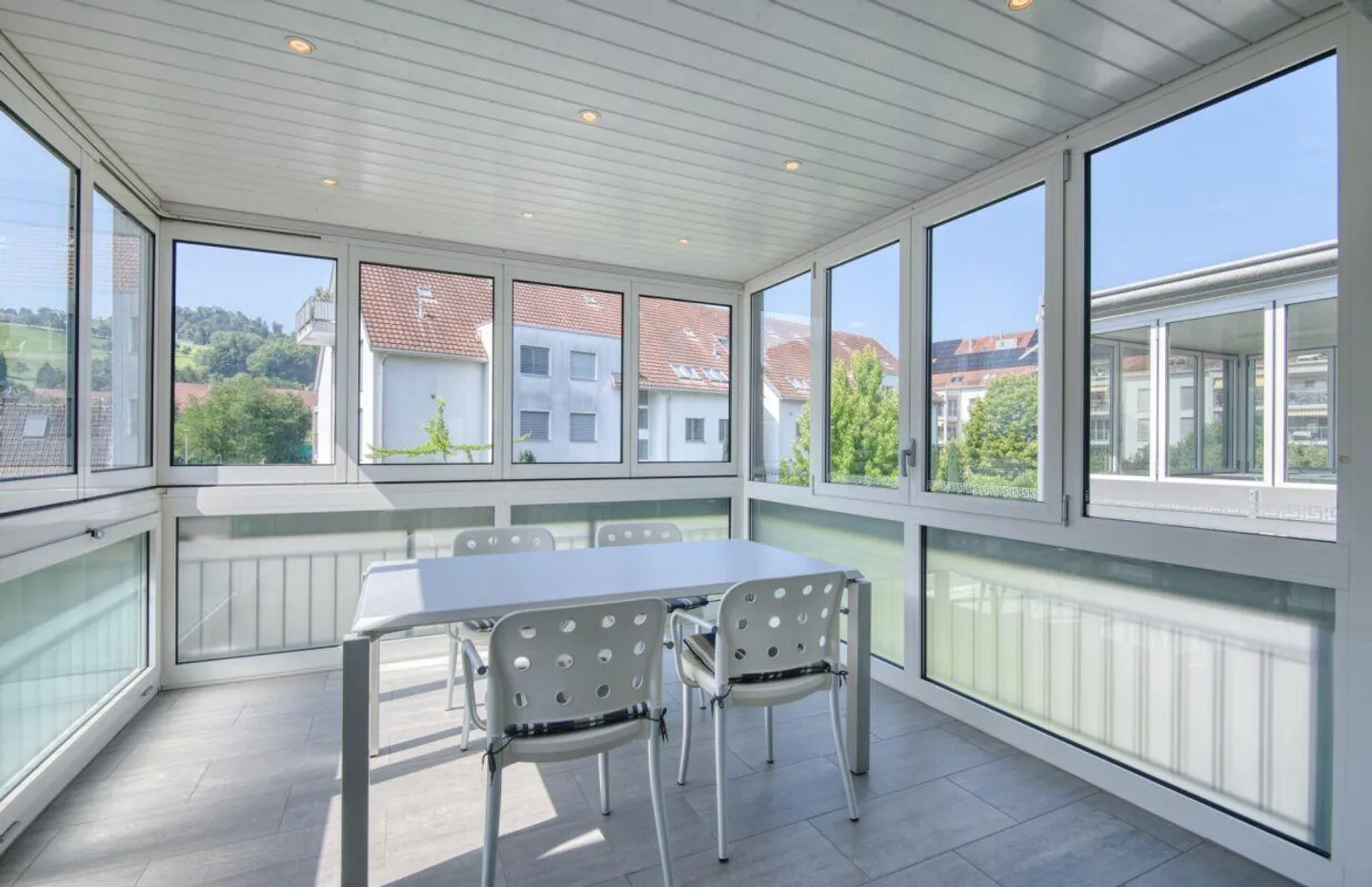 Appartement lumineux de 4½ pièces avec balcon-jardin d'hiver - Photo 3 sur 13